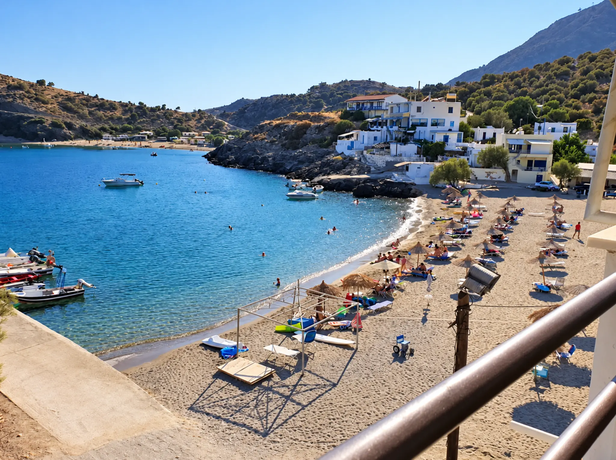 Η παραλία και ο κόλπος από το μπαλκόνι